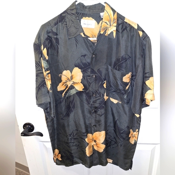 Bill Blass 100% Silk short sleeve button-down tropical shirt in a large. EUC - Picture 1 of 5